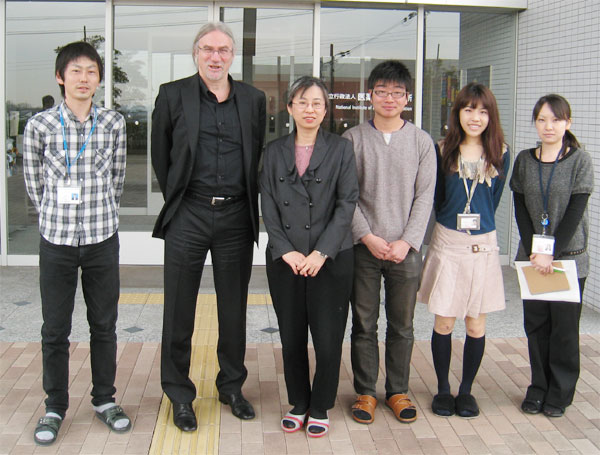 （写真）独立行政法人医薬基盤研究所　古江美保先生と研究チームの皆さま